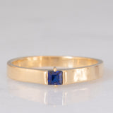 Solitario a fascia vintage in oro giallo 14K con zaffiro di taglio carré (0.18ct ca.), anni ‘70
