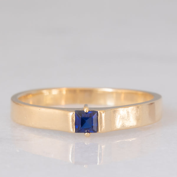 Solitario a fascia vintage in oro giallo 14K con zaffiro di taglio carré (0.18ct ca.), anni ‘70