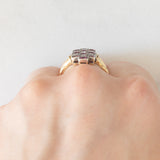 Anello vintage in stile Art Déco in oro giallo e bianco 18K con rubini di taglio carré (1ctw ca.) e diamanti (0.20ctw ca.), anni ‘50