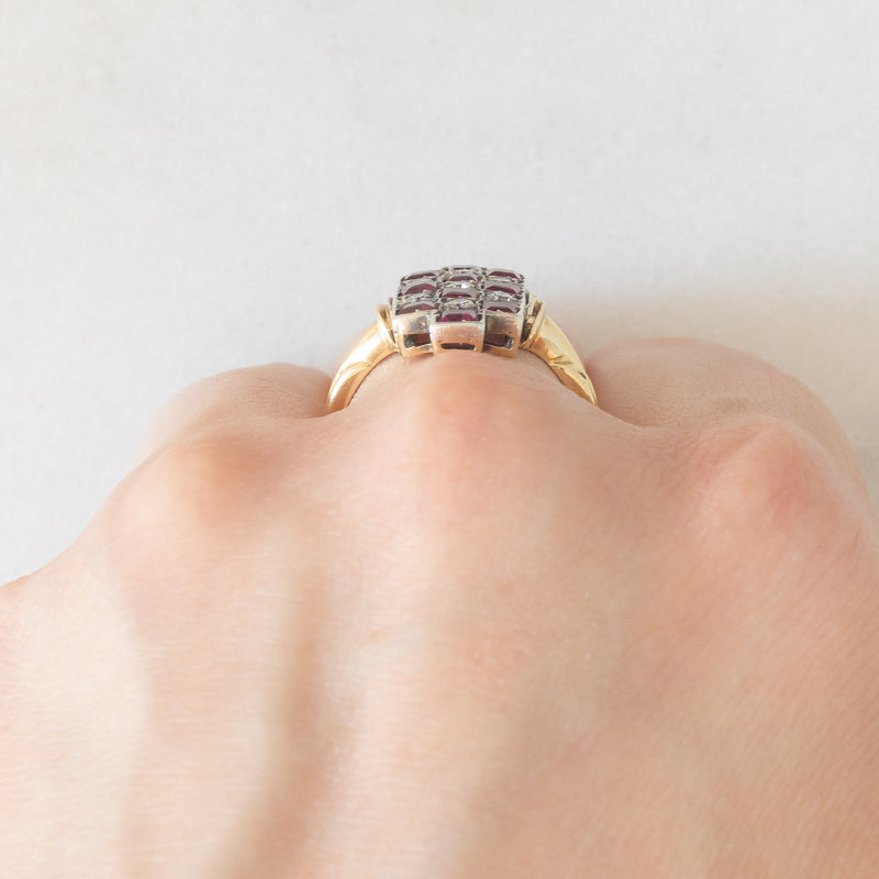 Anello vintage in stile Art Déco in oro giallo e bianco 18K con rubini di taglio carré (1ctw ca.) e diamanti (0.20ctw ca.), anni ‘50