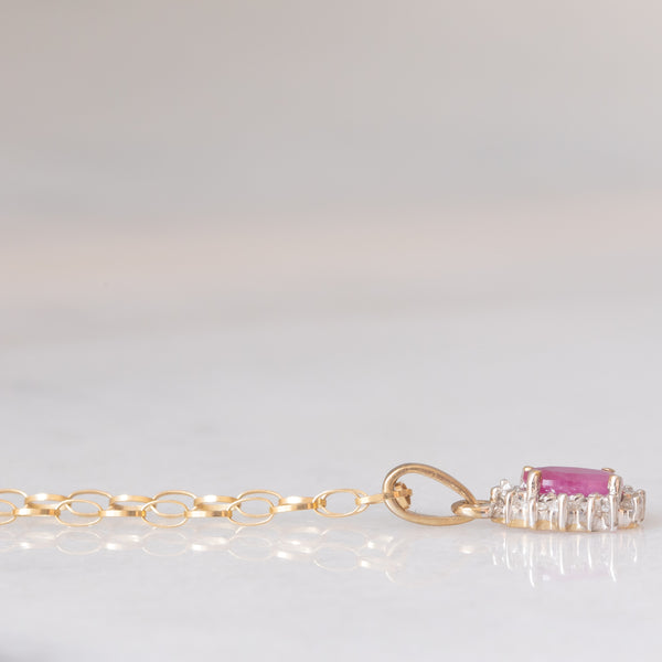 Collana vintage con catenina in oro giallo 9K e con ciondolo a margherita in oro giallo e bianco 9K con rubino (0.40ct ca.) e diamanti