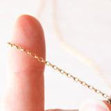 Collier avec chaîne vintage en or jaune 9 carats et pendentif ancien en or jaune et blanc 14 carats avec saphir (environ 1.60 ct) et diamants (environ 0.80 ct au total), années 20/30