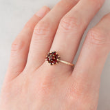 Bague fleur vintage en or jaune 9 carats avec grenats (environ 0.70 ct au total), 1977