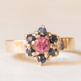Vintage-Blumenring aus 9-karätigem Gelbgold mit rosa Turmalin (ca. 0.36 ct) und Saphiren (ca. 0.25 ctw)