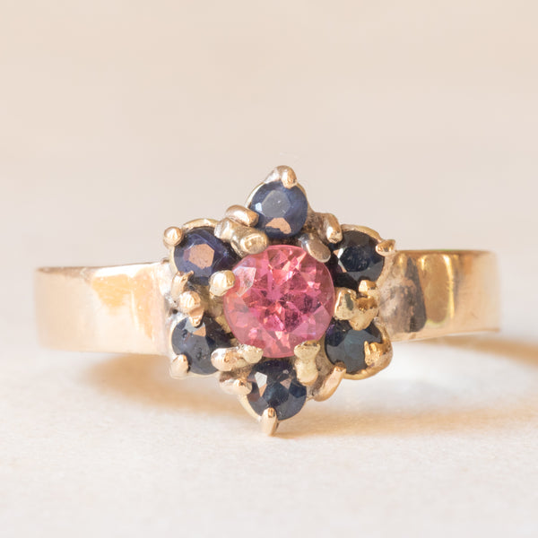 Anello a fiore vintage in oro giallo 9K con tormalina rosa (0.36ct ca.) e zaffiri (0.25ctw ca.)