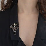 Collana con pendente/spilla Art Nouveau in oro giallo 18K e argento con diamanti di taglio rosetta (0.50ctw ca.), rubini e perle bianche, anni ‘10/‘20