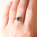 Vintage-Gänseblümchenring aus 9-karätigem Gelb- und Weißgold mit Saphir (ca. 0.90 ct) und Diamanten (ca. 0.12 ctw), 1989