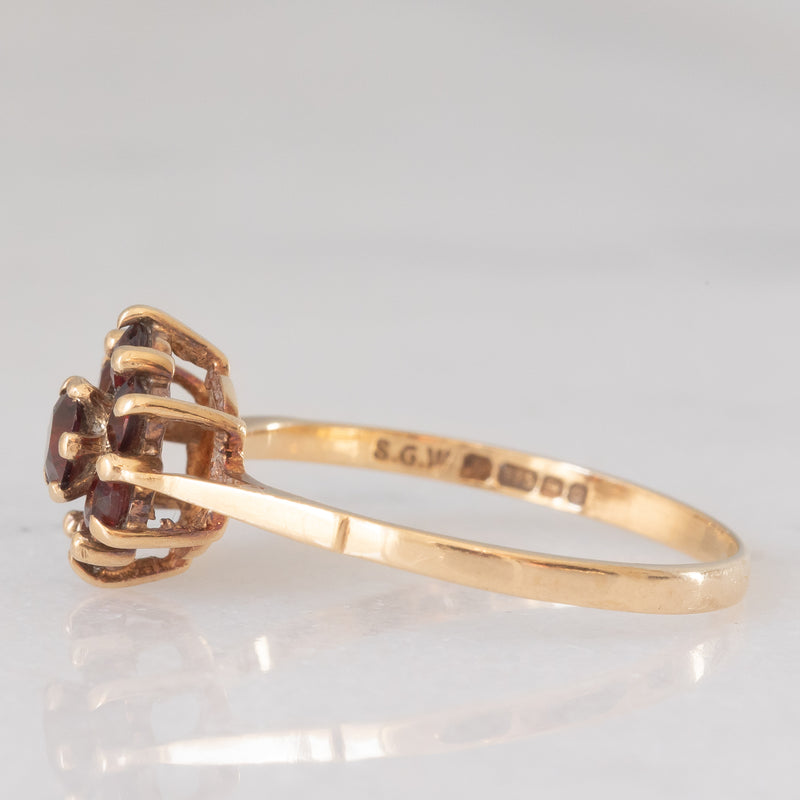 Anello a fiore vintage in oro giallo 9K con granati (0.70ctw ca.), anno 1977