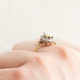 Anello a margherita vintage in oro giallo e bianco 9K con opale (0.40ct ca.) e diamanti (0.05ctw ca.), anno 1989