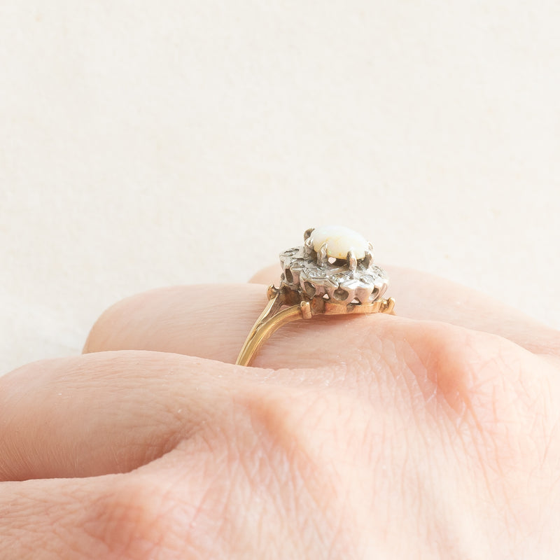 Anello a margherita vintage in oro giallo e bianco 9K con opale (0.40ct ca.) e diamanti (0.05ctw ca.), anno 1989