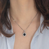 Collier vintage con ciondolo a margherita in oro bianco 14K con zaffiro (1.70ct ca.) e diamanti di taglio brillante (1.10ctw ca.), anni ‘70/‘80