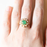 Vintage-Gänseblümchenring aus 18 Karat Gelbgold mit Smaragd im Cabochonschliff (ca. 2 Karat) und weißen Perlen, 50er Jahre