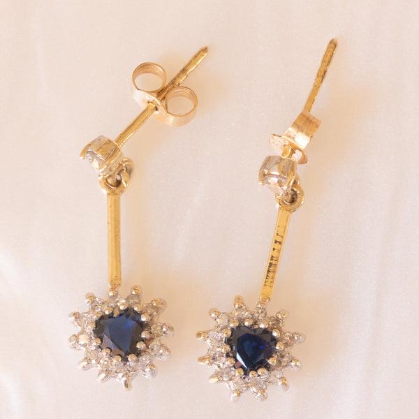 Orecchini pendenti vintage in oro giallo e bianco 9K con zaffiri (0.60ctw ca.) e diamanti (0.30ctw ca.)