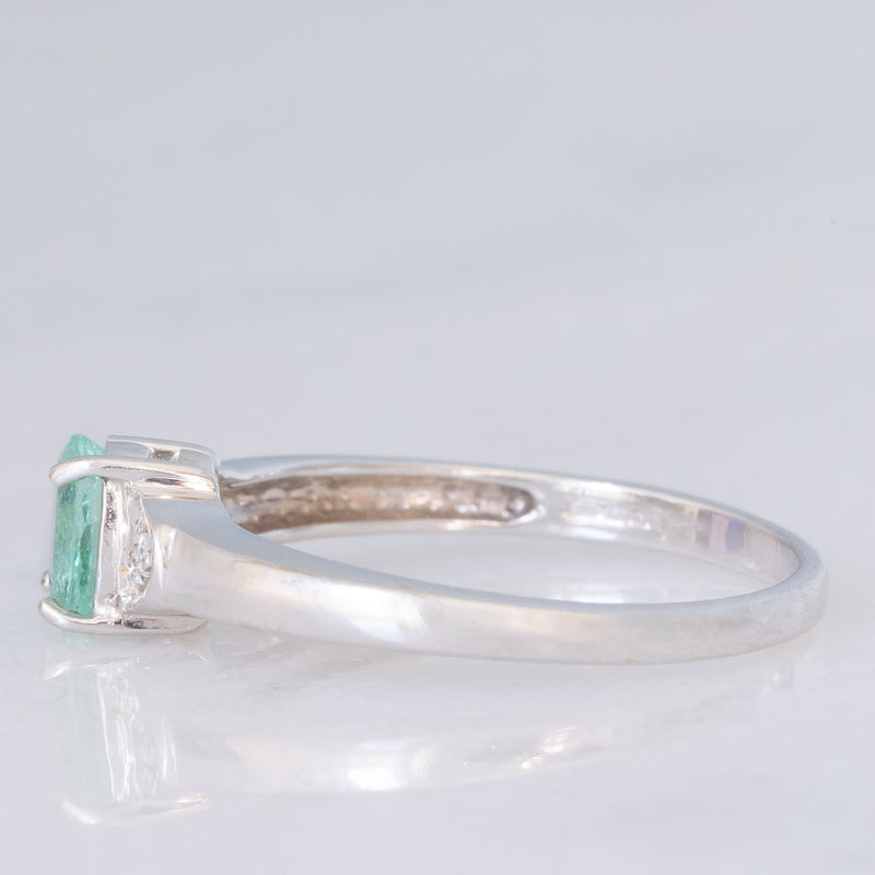 Trilogy moderno in oro bianco 9K con smeraldo (0.40ct ca.) e diamanti (0.03ctw ca.), anno 2007