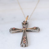 Halskette mit Kette aus 18-karätigem Gelbgold und kreuzförmigem Anhänger aus 18-karätigem Gelbgold und Silber mit Rubinen und Diamanten im Rosenschliff, frühes 900. Jahrhundert