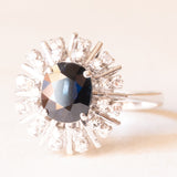 Vintage 18K white gold daisy ring with sapphire (approx. 1.50 ct) and diamonds (approx. 0.30 ct), 70s