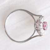Vintage 18K white gold daisy ring with pink tourmaline (approx. 0.60ct) and brilliant cut diamonds (approx. 0.90ctw), 70s