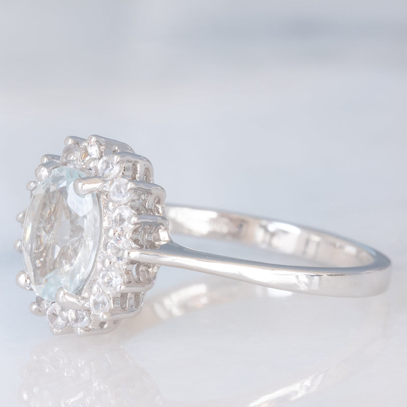 Anello a margherita in oro bianco 9K con acquamarina (1ct ca.) e diamanti di taglio brillante (0.16ctw ca.), anno 2006