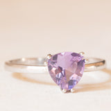 Moderner Solitär aus 9 Karat Weißgold mit Amethyst im Billionenschliff (ca. 1 Karat), Jahr 2012