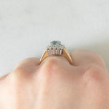 Anillo vintage de oro amarillo y blanco de 14 quilates con margaritas, topacio azul (aprox. 0.70 ct) y diamantes de talla brillante (aprox. 0.48 ct), década de 70/80