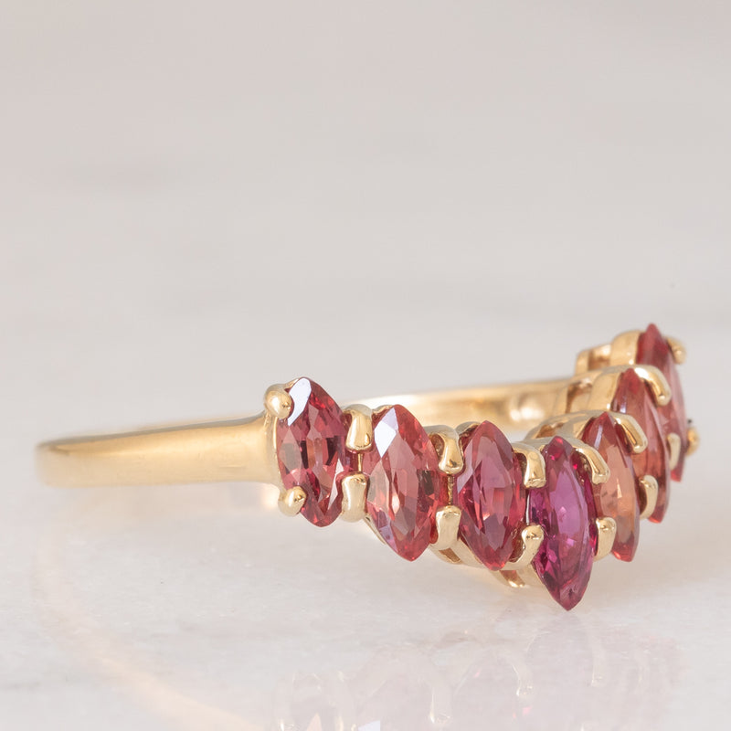 Anello moderno a “V” in oro giallo 8K con rubini (1ctw ca.), anni ‘80/‘90