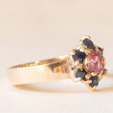 Vintage-Blumenring aus 9-karätigem Gelbgold mit rosa Turmalin (ca. 0.36 ct) und Saphiren (ca. 0.25 ctw)
