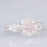 Anello a fiore in platino con diamanti fancy rosa (0.15ctw) e diamanti bianchi (0.86ctw), anni ‘90/anni ‘2000