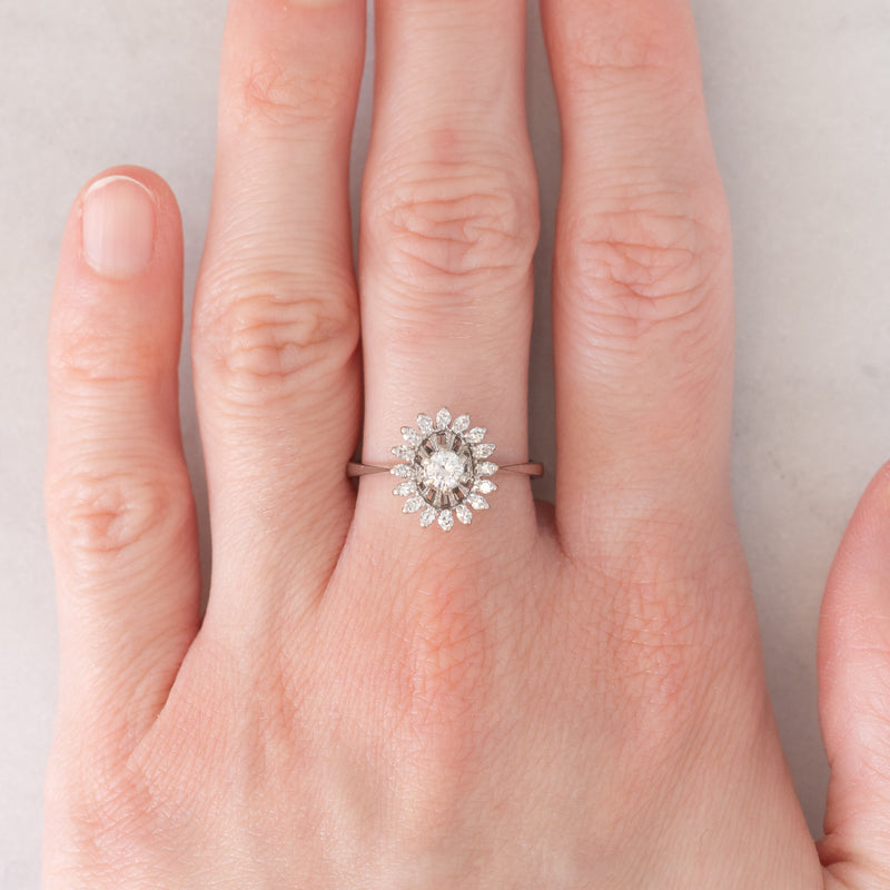 Anello a margherita in oro bianco 18K con diamanti (0.32ctw ca.), anni ‘70