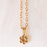 Vintage-Halskette aus 9-karätigem Gelbgold mit Blumenanhänger aus 9-karätigem Gelbgold und Diamanten (ca. 0.07 ctw)