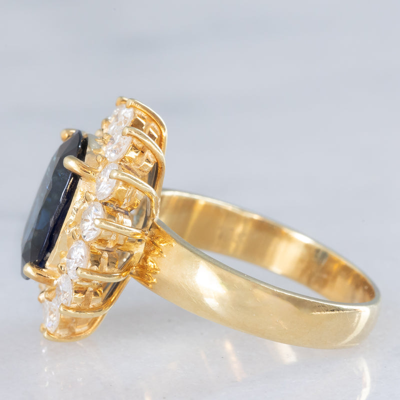 Anello a margherita vintage in oro giallo 18K con zaffiro (4.40ct ca.) e diamanti di taglio brillante (1.68ctw ca.), anni ‘70/‘80