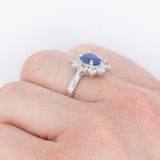 Anello a margherita in platino con zaffiro (1.66ct ca.) e diamanti di taglio brillante (0.88ctw ca.), anni ‘90