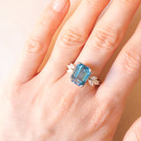 Ring aus 18-karätigem Weißgold mit blauem Topas (ca. 7 ct) und Diamanten im Marquise-Schliff (ca. 0.60 ctw), ca. 80er/90er Jahre.