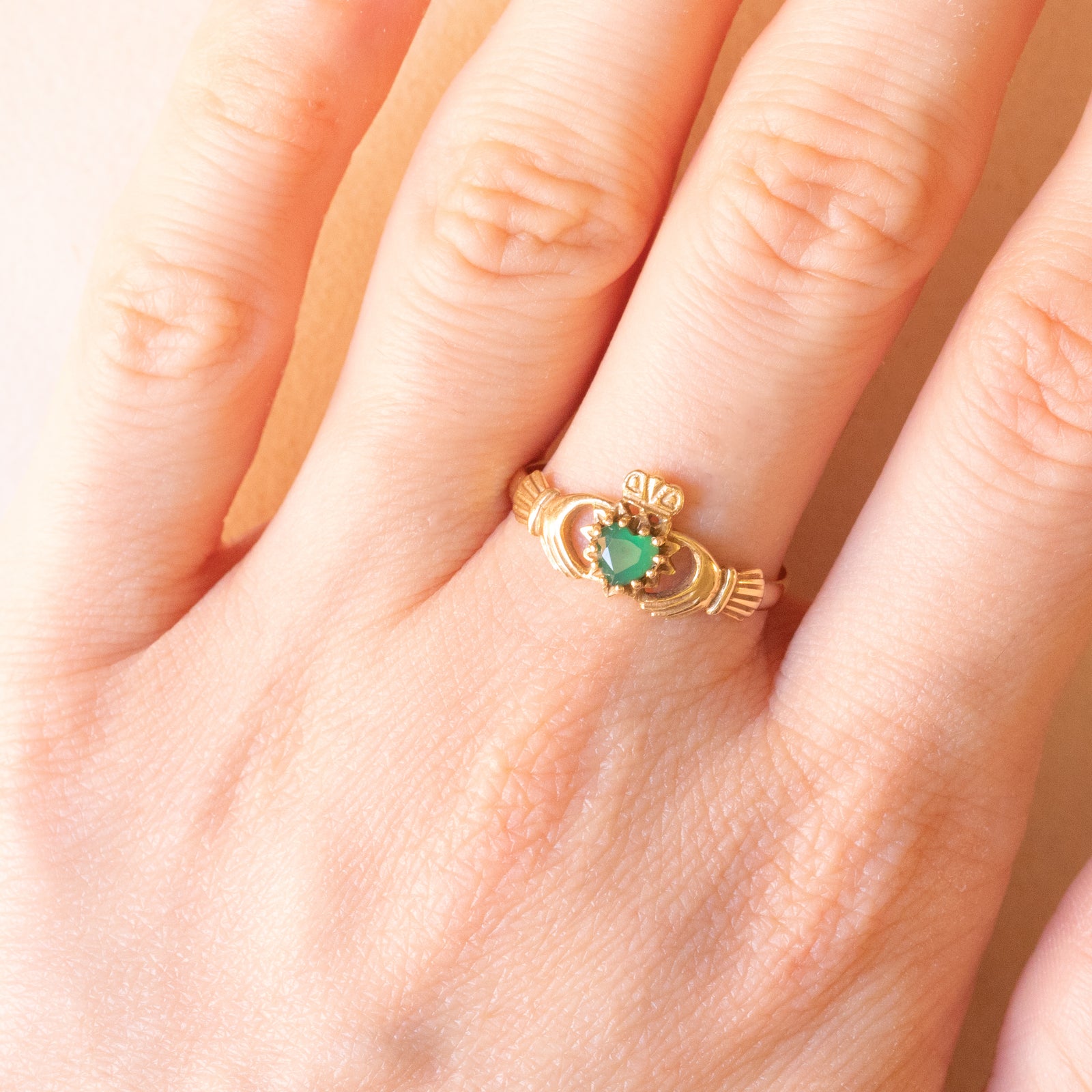 Vintage Claddagh ring in 9K yellow gold with chrysoprase, year