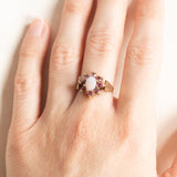 Vintage-Gänseblümchenring aus 9-karätigem Gelbgold mit Opal (ca. 0.30 ct) und synthetischen Rubinen (ca. 0.50 ctw), Jahr 1973–1974