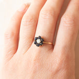 Bague fleur vintage en or jaune 9 carats avec saphirs (environ 0.80 ct) et opale (environ 0.15 ct), années 80