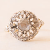 Antiker Gänseblümchenring aus 14 Karat Gelbgold und Silber mit zentralem Diamanten im Rose-Coroné-Schliff (ca. 0.60 ct) und seitlichen Diamanten im Rosettenschliff, Ende des 800./Anfang des 900. Jahrhunderts