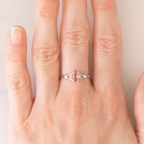 Trilogy vintage in oro bianco 14K con topazio arancione (0.34ct ca.) e diamanti di taglio brillante (0.02ctw ca.), anni ‘80/‘90