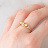 Anello vintage in oro giallo 9K con sfeni (0.44ctw ca.) e zirconi bianchi