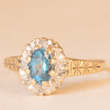 Vintage 9K yellow and white gold daisy ring with blue topaz (0.50ct approx.) and diamonds (0.08ctw approx.)