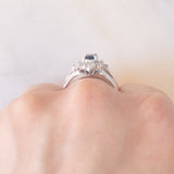 Anello a margherita vintage in platino con zaffiro (0.30ct) e diamanti (0.32ctw), anni ‘80