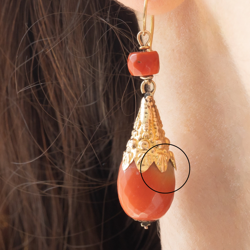 Orecchini pendenti antichi in oro giallo 18K con corallo arancione, primi del ‘900