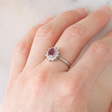 Anello a margherita vintage in platino con rubino (0.62ct) e diamanti (0.36ctw), anni ‘70/‘80