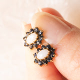 Boucles d'oreilles vintage en forme de fleur en or jaune 9 carats avec saphirs (environ 0.40 ct au total) et opales (environ 0.30 ct au total), années 80