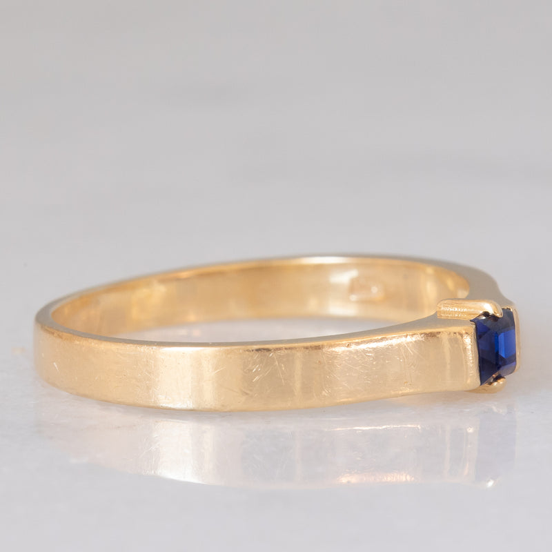 Solitario a fascia vintage in oro giallo 14K con zaffiro di taglio carré (0.18ct ca.), anni ‘70