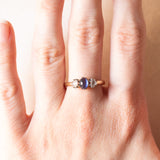 Antike Trilogie aus 18 Karat Gelbgold und Silber mit Saphir im Cabochonschliff (ca. 0.60 ct) und Diamanten im Rosettenschliff (ca. 0.20 ctw), 10er/20er Jahre