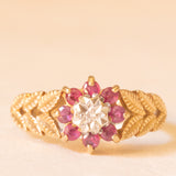Vintage-Blumenring aus 9-karätigem Gelb- und Weißgold mit synthetischen Rubinen (ca. 0.40 ctw) und Diamant sowie mit seitlichen Verzierungen in Form von Blättern, 1989
