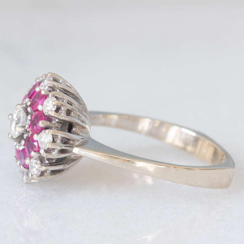 Anello a fiore vintage in oro bianco 14K con rubini (0.56ctw ca.) e diamanti di taglio brillante (0.40ctw ca.), anni ‘70