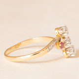 🌷 Jugendstil-Doppeltrilogie aus 18 Karat Gelbgold und Platin mit synthetischen Rubinen (ca. 0.25 ctw) und alten Diamanten im europäischen Schliff (ca. 0.35 ctw), 20er Jahre