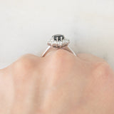 Anello a margherita vintage in oro bianco 18K con zaffiro (1.20ct ca.) e diamanti di taglio brillante (0.80ctw ca.), anni ‘70