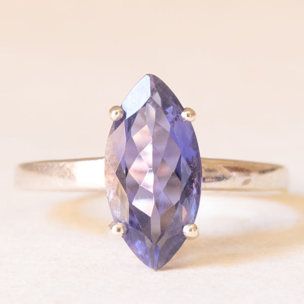 Anello vintage in oro bianco 9K con iolite di taglio marquise (1.10ct ca.), anni ‘80 ca.